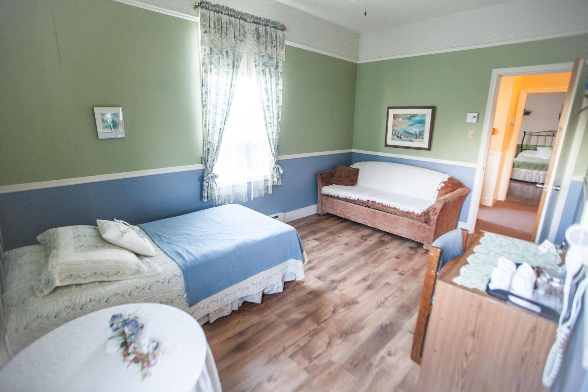 Hébertville Auberge Presbytere Mont Lac-Vert מראה חיצוני תמונה