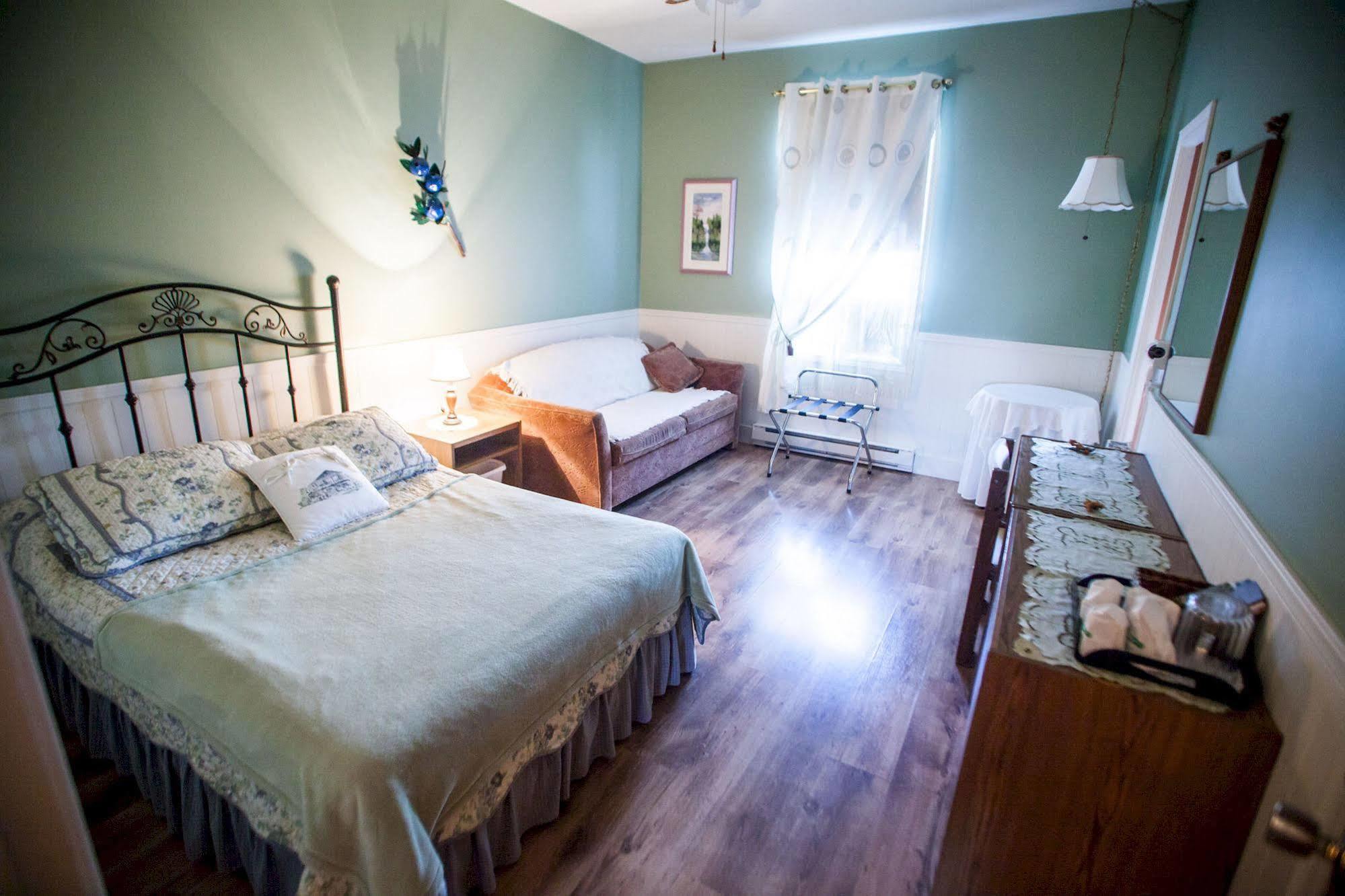 Hébertville Auberge Presbytere Mont Lac-Vert מראה חיצוני תמונה
